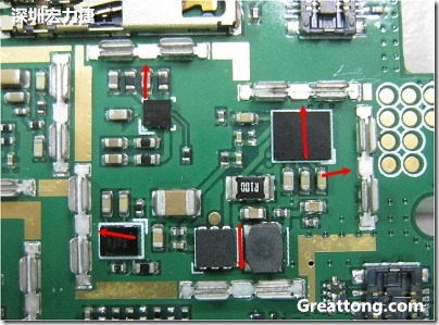 圖中顯示一塊電路板使用這種屏蔽夾(shielding clip)的實例?；旧衔覀冊趶澖堑牡胤蕉荚O計擺放了一個屏蔽夾，這樣可以讓作業員比較方便安裝屏蔽罩(shielding can)時的對位準確。然后在其他沒有屏蔽夾的地方也設計了一些接地的布線，一來可以稍微提升屏蔽罩的電磁隔絕能力，另一方面也可以為屏蔽夾無效時，馬上可以更改為屏蔽框，而無需要重新設計電路板。