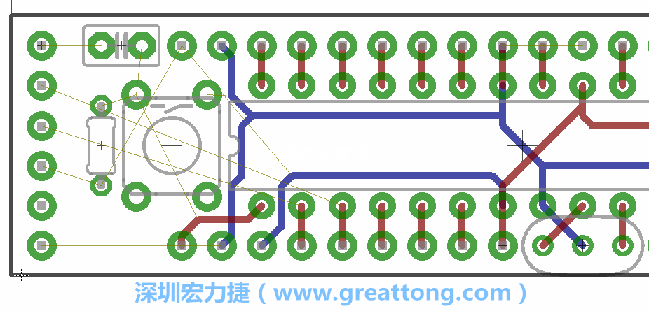 到目前為止，你應該只剩下四個部分還未進行布線，10K重置上拉電阻器、重置電容和1×6的序列排針。