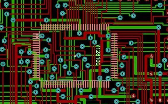 圖1：兩種PCB模型的部分電路。頂圖：傳統設計版本。