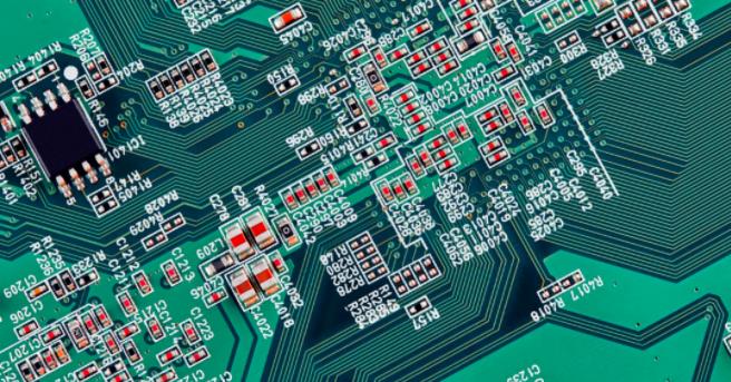 你能在這個復雜的PCB中找到垂直布線嗎？反正我不能